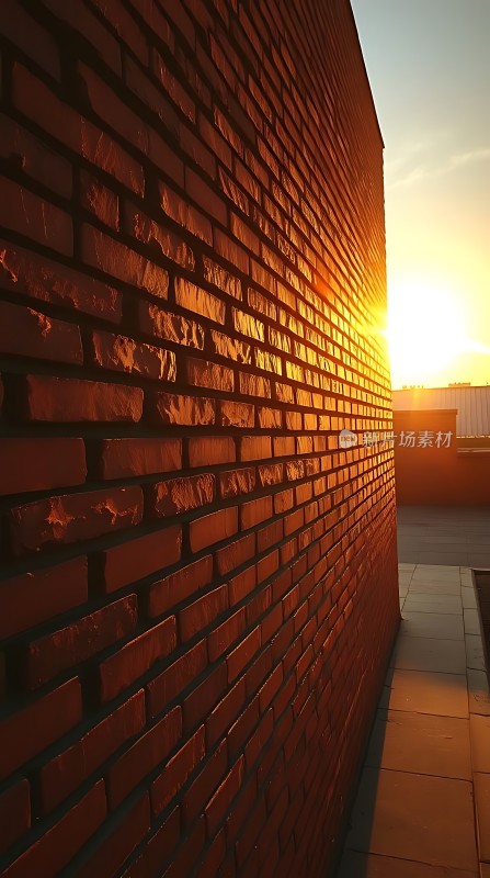日落下的红砖墙