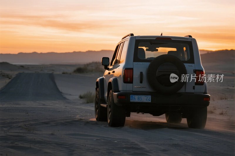 沙漠中行驶的越野车