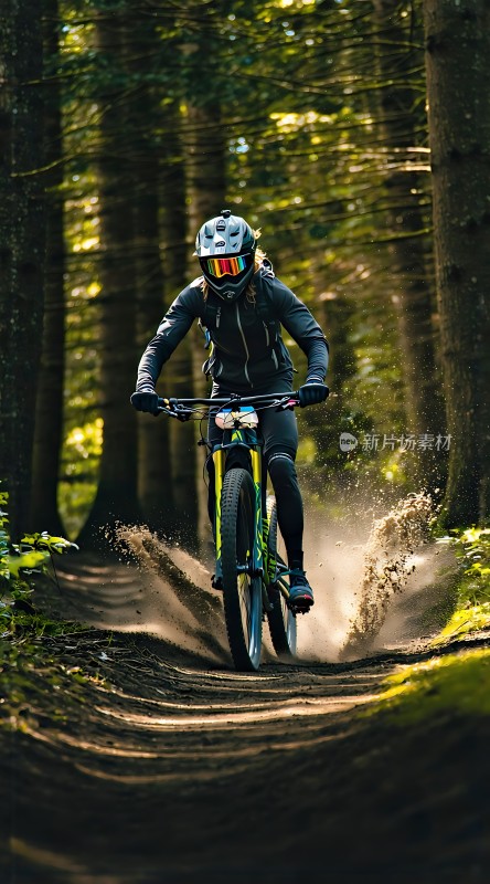 骑行者穿越森林小径
