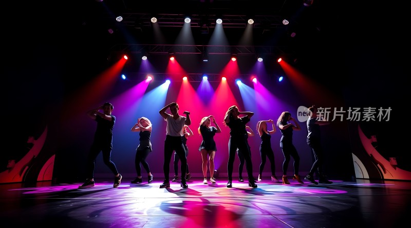舞台灯光下的活力舞者