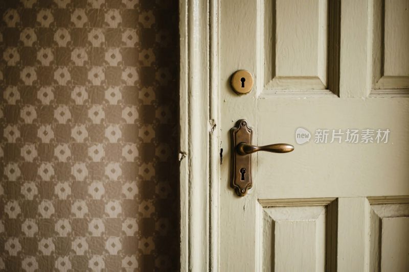 复古木门与花纹墙纸