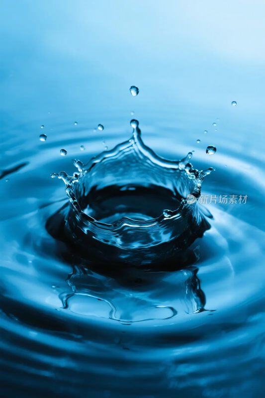 水滴溅起水花的瞬间