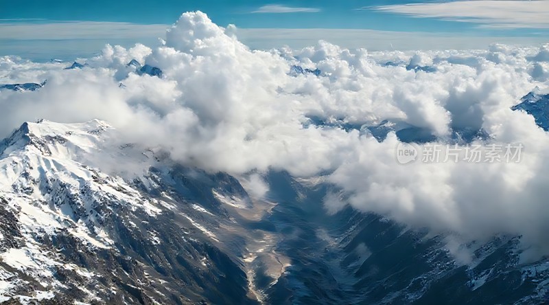 云海环绕雪山巍峨