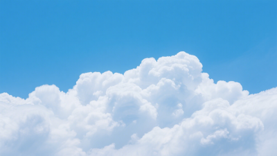 阳光穿透下的蓬松云朵与蓝天 阳光穿透下的蓬松云朵与蓝天