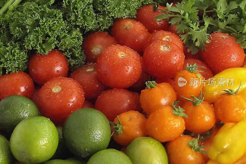 多样新鲜蔬菜水果堆叠