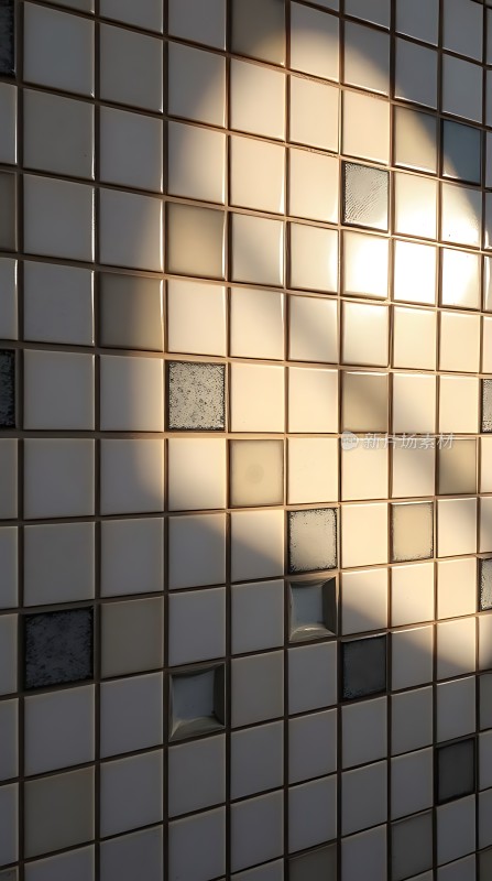 阳光下的瓷砖墙