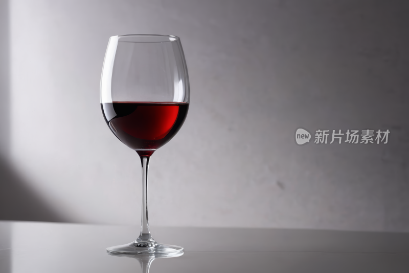 桌子上放着一杯酒高清图片