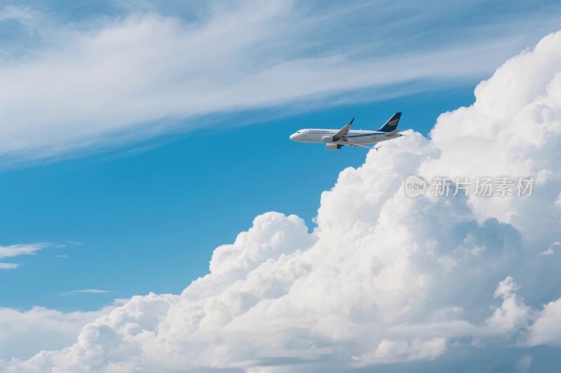 飞机飞行与蓝天云朵
