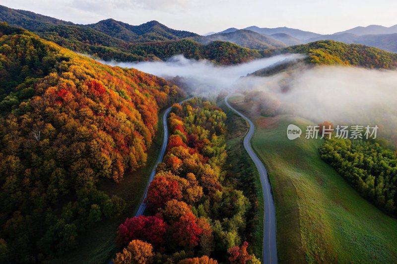 秋日山间公路风景图