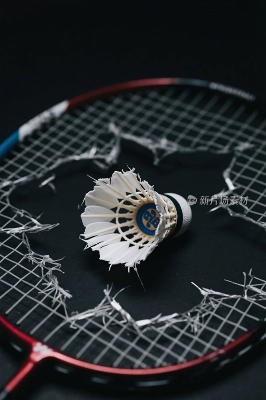 破损球拍与羽毛球