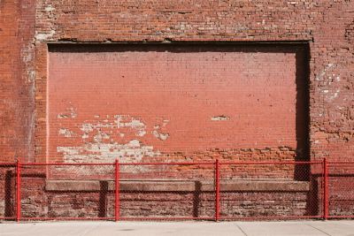 老砖墙与红色围栏