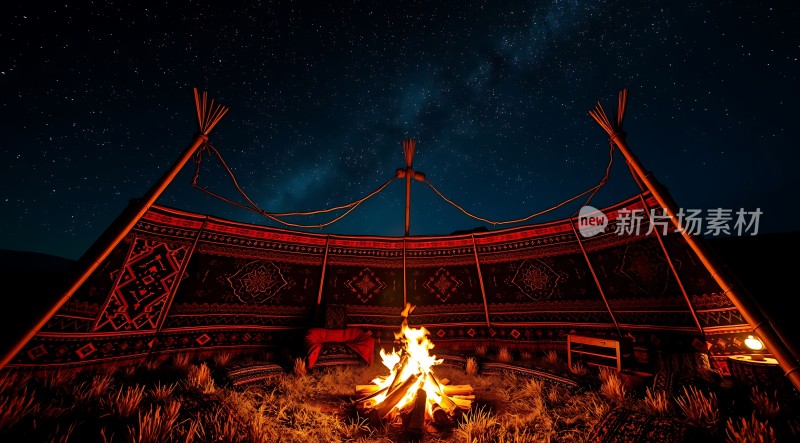星空下的篝火旁帐篷里温暖如春