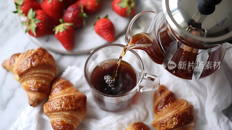 法式早餐可颂面包、草莓与咖啡