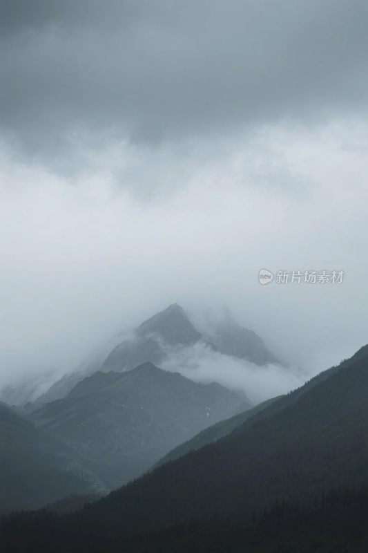 雾气山峦风景图