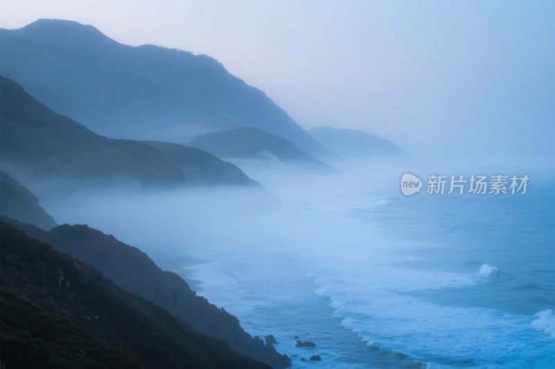 海岸山脉海雾风景