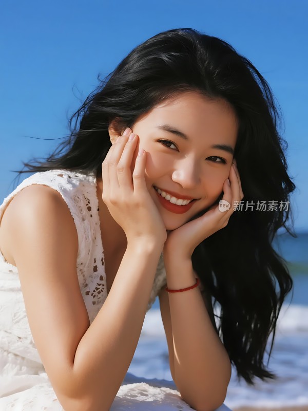 阳光下的微笑女孩