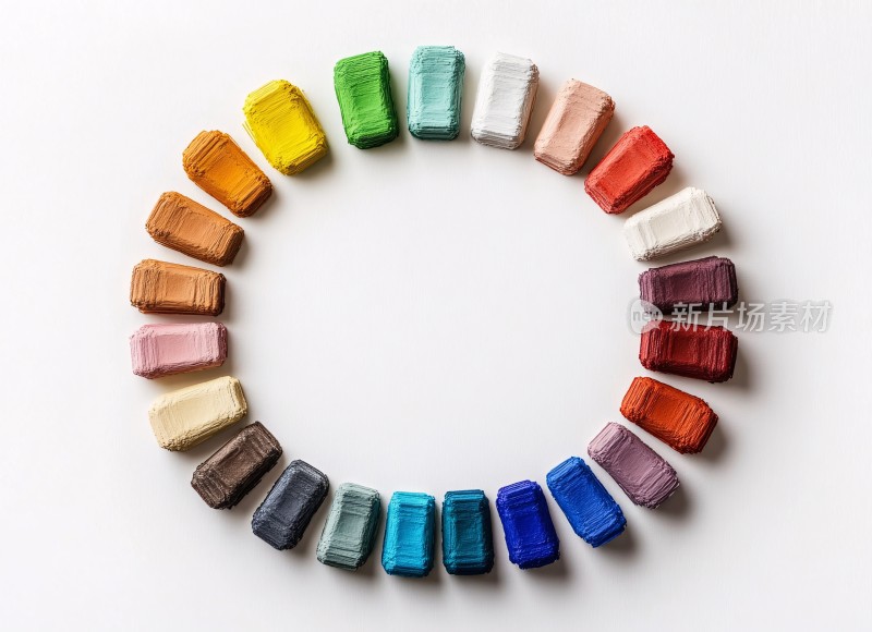 彩色蜡笔排列成圈