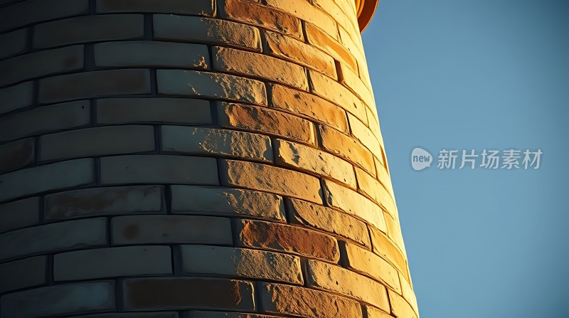 阳光下的砖墙