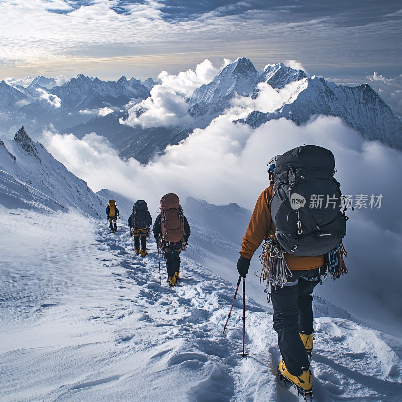 登山队背影