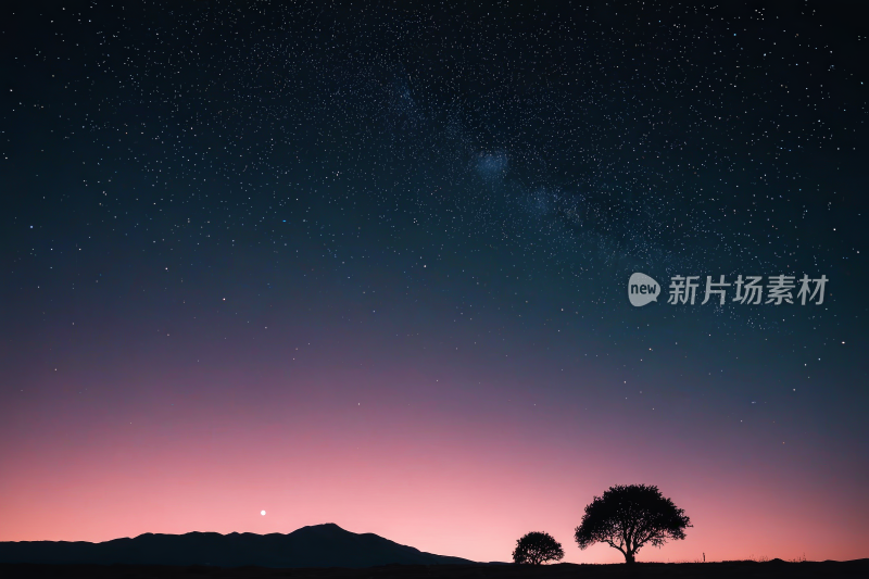 两棵树和一座山的星空高清背景图片