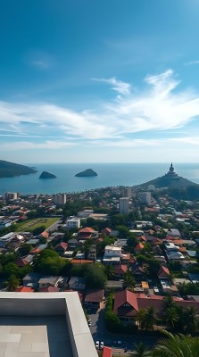 蓝天白云下的海滨小镇