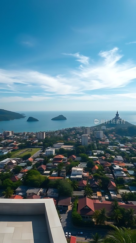 蓝天白云下的海滨小镇