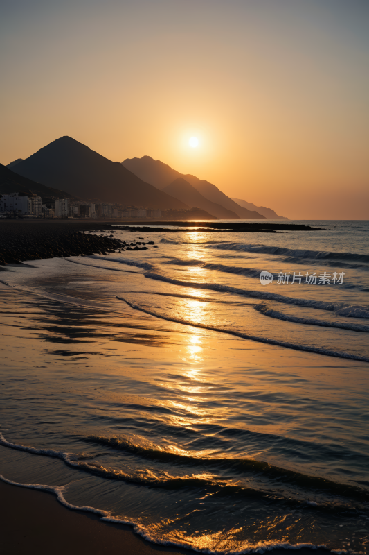 遥远的地方可海浪和山的海滩高清风景图片