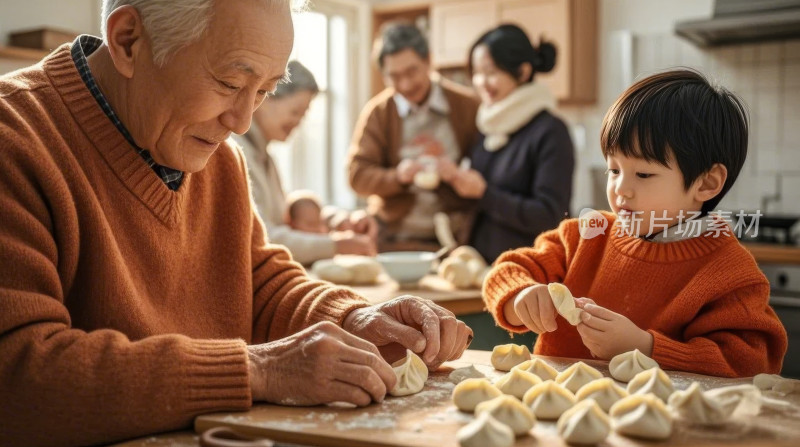 2025蛇年祖孙包饺子新春温馨传统美食图