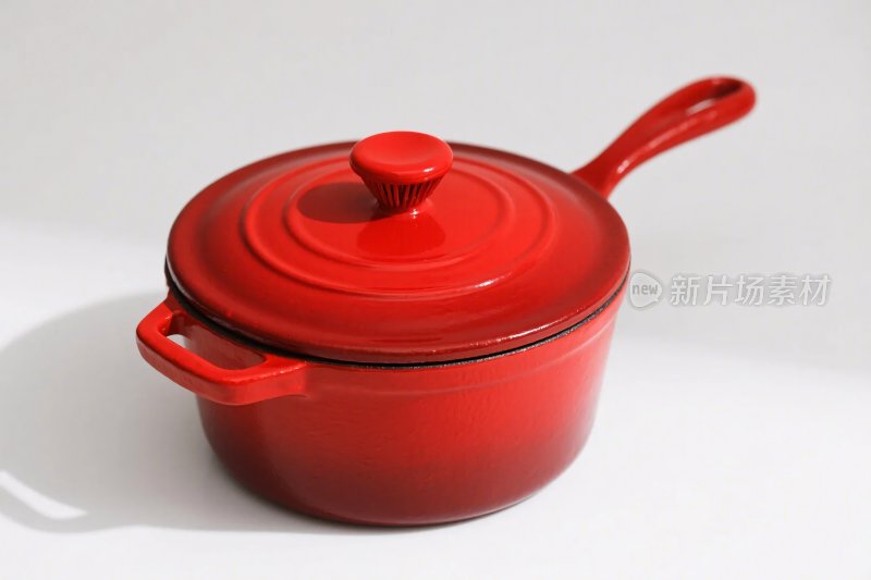 红色铸铁炖锅
