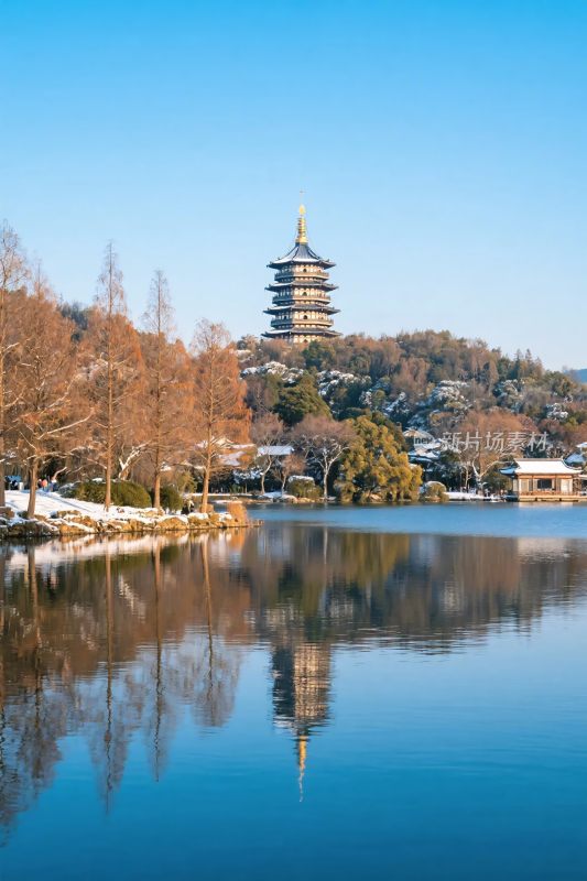 湖边古塔与湖景倒影图