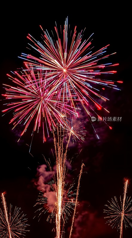夜空烟花绽放色彩斑斓璀璨夺目