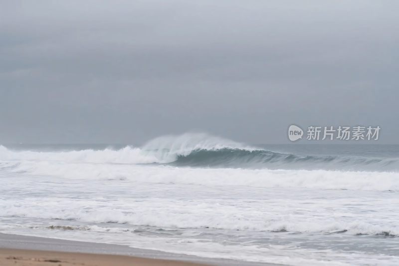 海滩海浪与天空景象