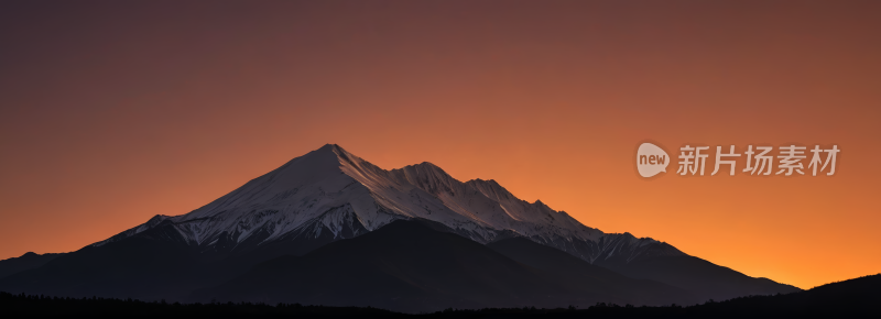 山日落时有白雪覆盖山峰高清风景横幅图片