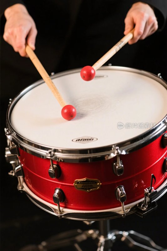 红色鼓与鼓槌演奏画面