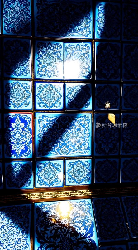阳光下的蓝色瓷砖艺术