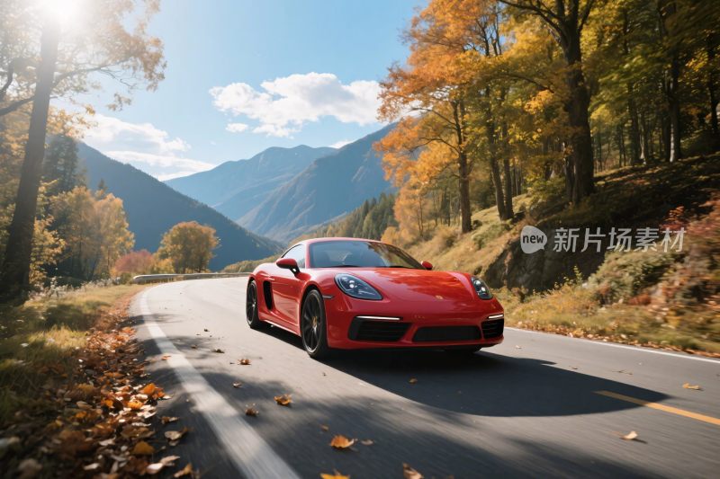 红色跑车行驶在秋日山路上