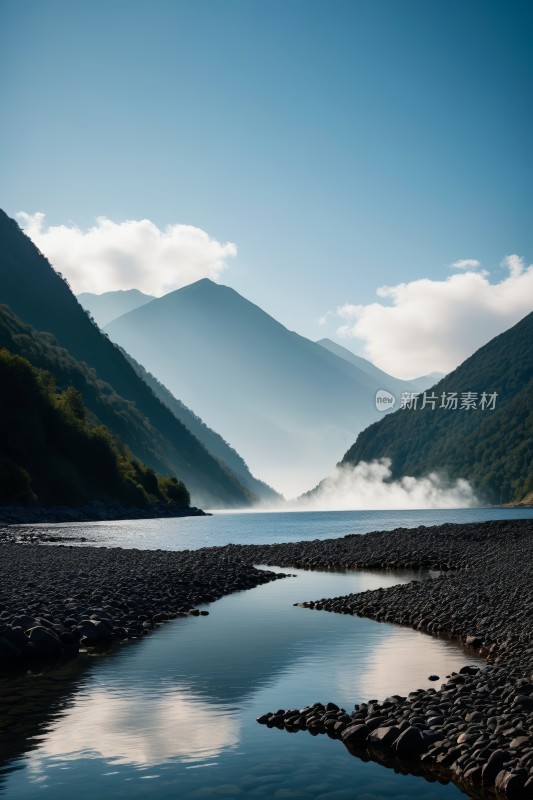 远处有山脉有河流流过高清图片