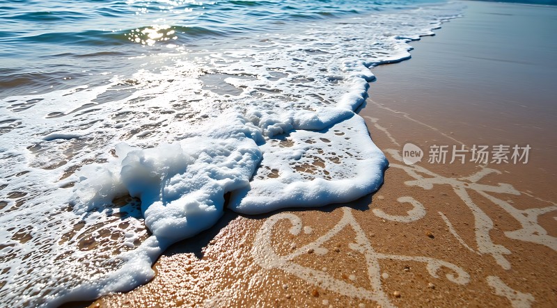 阳光下的海浪轻拍沙滩
