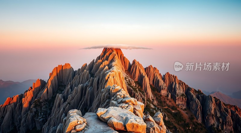 日出时分的云海与山峰
