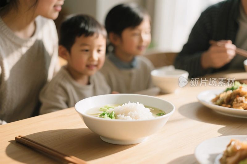 温馨家庭用餐场景