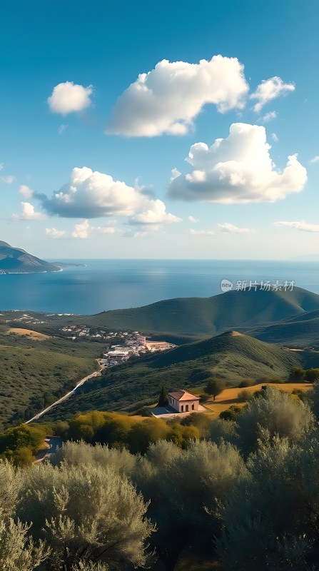 蓝天白云下的绿色山丘与小镇