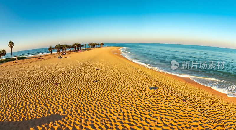 阳光下的金色沙滩与蔚蓝大海