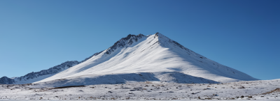 山上覆盖着雪晴朗的天空高清风景横幅图片