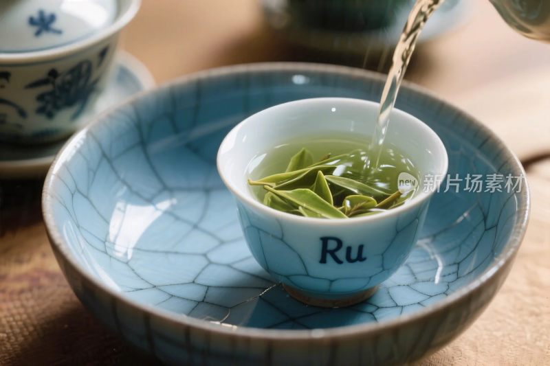 青瓷茶碗泡茶画面