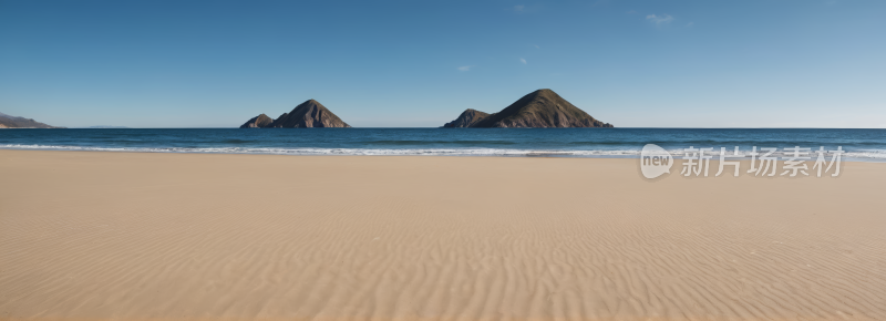 海滩上有三座高山清风景横幅图片