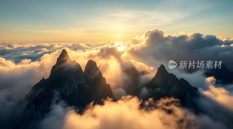 云海日出巍峨山峰映照金色阳光
