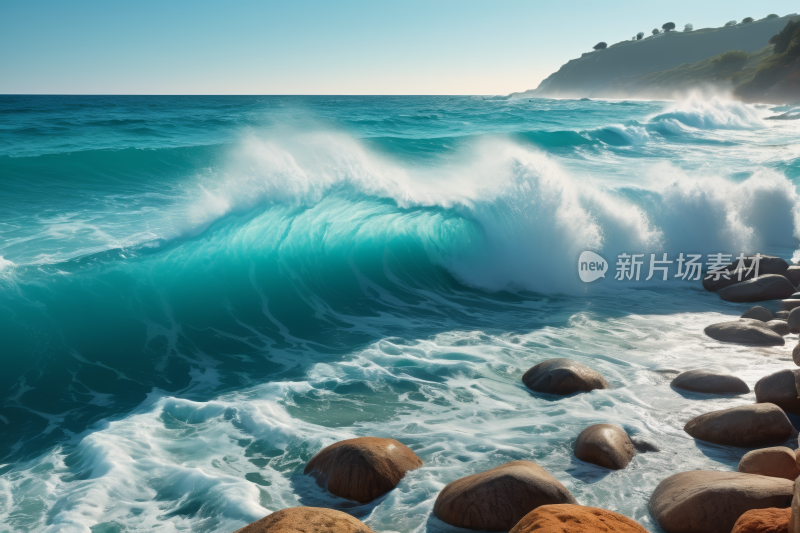 海浪拍打着海滩上的岩石晴朗的天空高清图片