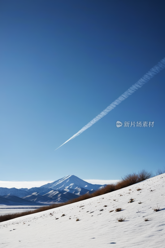 一架飞机飞越一座雪高山清风景摄影图片