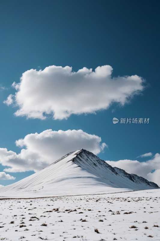 一座雪山天上有几朵云高清图片