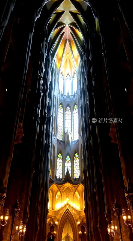 哥特式教堂内部高耸的天花板和彩色玻璃窗